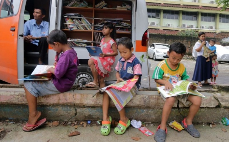 Perpustakaan keliling untuk meningkatkan minat baca di pelosok (sumber : okezone.com)