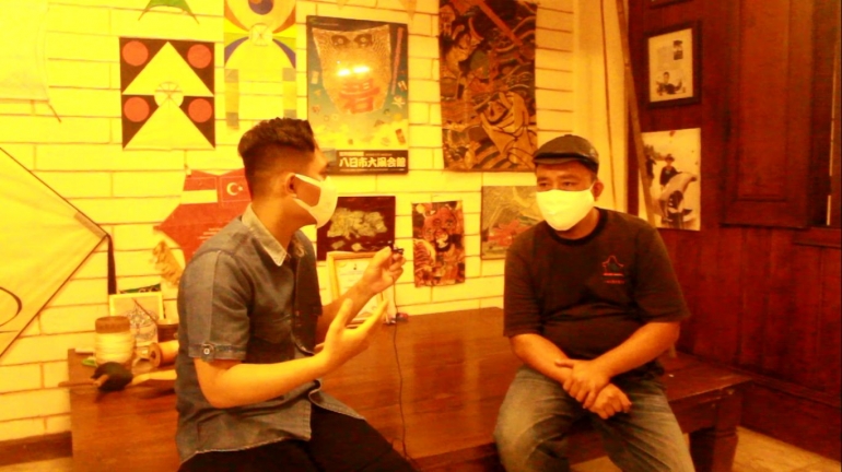 Wawancara bersama Dayat (kanan) di Museum Layang-Layang Indonesia