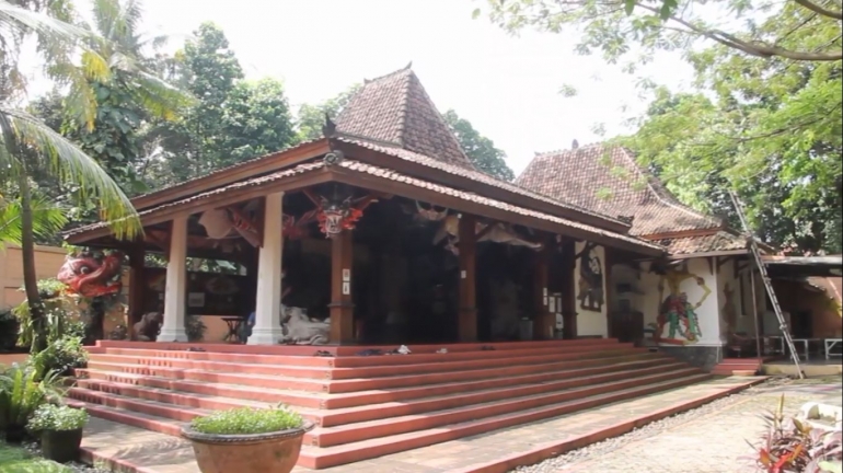 Bangunan yang berisi menyimpan sejumlah jenis koleksi layangan yang terdapat di Museum Layang-Layang Indonesia.