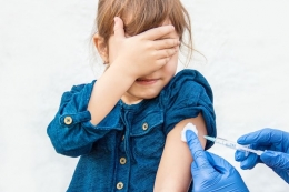 Ilustrasi seorang anak sedang disuntik vaksin. Sumber: SHUTTERSTOCK/Tatevosian Yana via Kompas.com