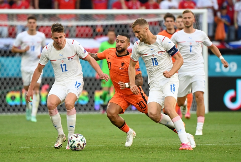 Laga Ceko (putih) lawan Belanda (oranye) yang berakhir 2-0 untuk kemenangan Ceko (Reuters/ pikiranrakyat.com).