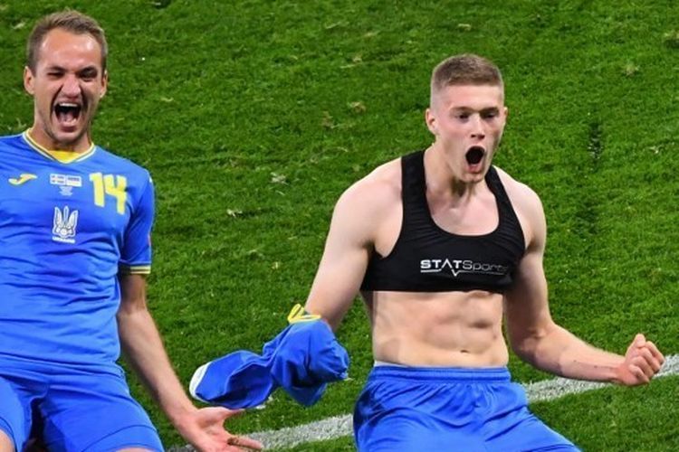 Artem Dovbyk Melakukan Selebrasi Selepas Mencetak Gol ke Gawang Swedia - Sumber : bola.kompas.com