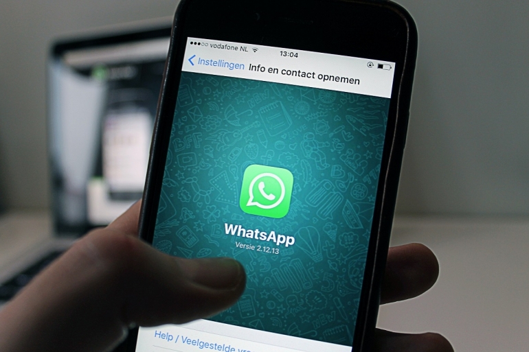 Cara dan etika mengirim pesan lewat Whatsapp. Sumber gambar: Pexels | ANTON