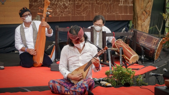 Tim Sound of Borobudur saat memainkan musik bersama-sama (depan: Dewa Budjana) - dok. pri