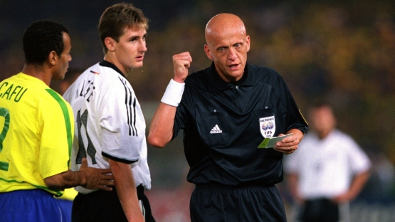 Collina setelah mengartu kuning Klose di final Piala Dunia 2002. (dok: FIFA)