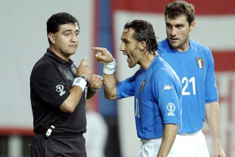 Moreno tak tertarik protes Di Livio setelah mengusir Totti. (AP Photo/Amy Sancetta)