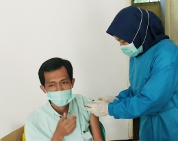 Proses Pemberian Vaksin (Foto:Tardi Setiabudi)