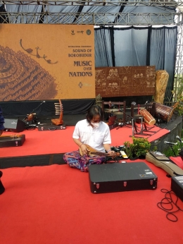Musisi Dewa Budjana sedang memainkan alat musik. Dok: Riana Dewie