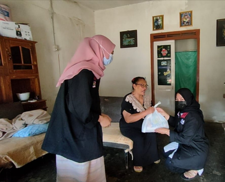 Mahasiswa  PMM  UMM Berbagi Sembako  Kepada  Kaum Dhuafa Di Desa Tawangsari Sebagai Bentuk Kepedulian Terhadap Dampak Covid 19