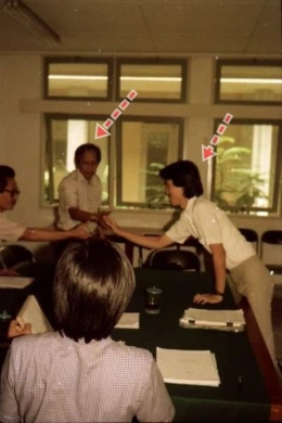 Ujian skripsi yang boleh disaksikan para mahasiswa. Pak Mundardjito (panah kiri) dan saya (panah kanan)/Foto: Dokpri