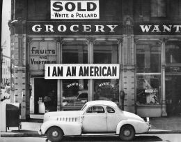 (Sumber: National Archives/The LIFE Picture Collection/Getty Images/Dorothea Lange. 1942)