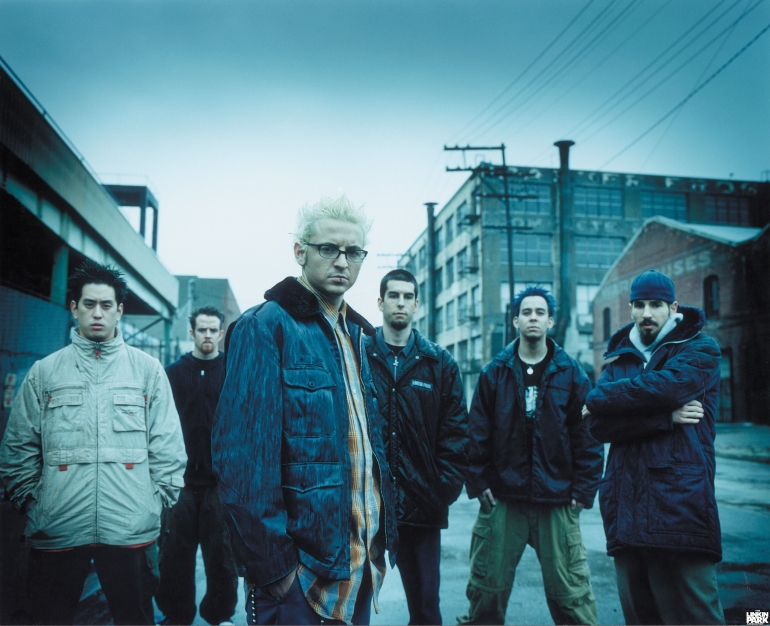 Potret Linkin Park di tahun 2000. Dapat dilihat mereka mengenakan tipikal fashion nu metal seperti jaket hoodie dan celana kargo. / lazone.id