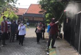 Pak Aryo dan Lurah Rungkut Menanggal Surabaya menyaksikan semprot masal wilayah RT07 Rungkut Barata (Rabu, 30/6/2021) -dokpri