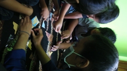 Penyusunan Puzzle bersama Anak-Anak di Desa Sempalwadak (Dokpri)