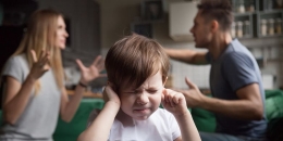 Ilustrasi orang tua yang sedang marah. (sumber: Shutterstock via kompas.com)
