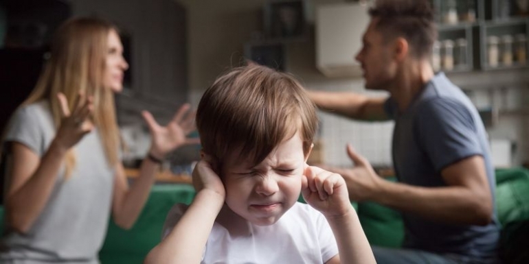 Ilustrasi orang tua yang sedang marah. (sumber: Shutterstock via kompas.com)