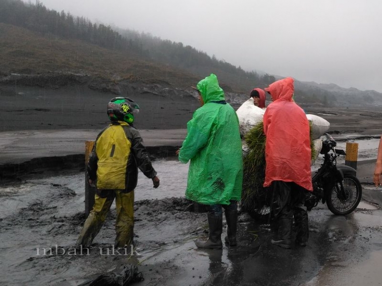 Saling membantu saat terjebak banjir lumpur di bawah puncak Bromo. Dokpri