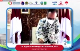 Deskripsi : Menteri Kemenperin Dr.Agus Gumiwang K meresmikan Pabrik Daur Ulang dan pemrosesan botol PET PT.Veolia Indonesia yang didukung Danone-AQUA I Sumber Foto : Youtube-AQUA Lestari