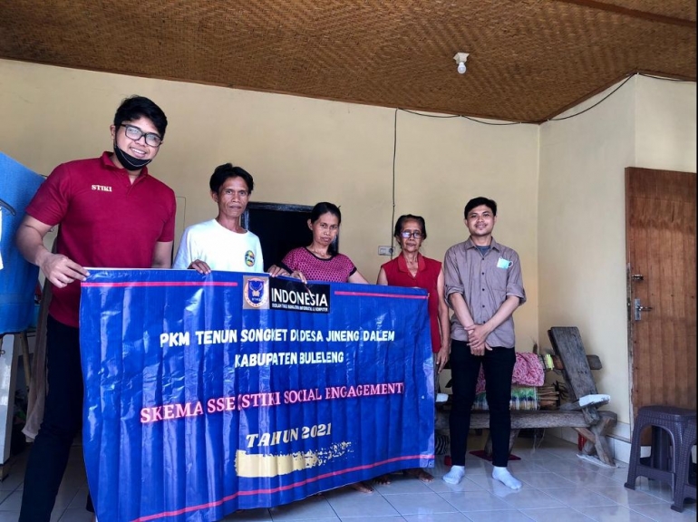 Kupas Tuntas Tata Cara Berjualan berbasis Digital, Dosen STIKI latih Pengrajin Tenun Songket Di Desa Jinengdalem Buleleng Bali