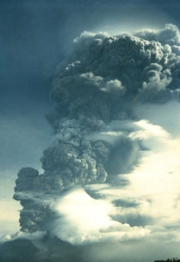 Erupsi Gunung Kie Besi. Tinggi Kolom asap mencapai 10 km, Willem Rohi 1988 Dok. Volcanological Survey of Indonesia 