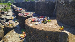Sisa-sisa keramaian pengunjung yang biasa mengunjungi Pantai Panjang. Banyak sampah berserakan di bibir dan beton pembatas Pantai Panjang | Dok. pri