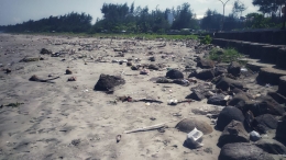 Situasi lengang pantai yang biasanya ramai dan meninggalkan sampah berserak | Dok. pri