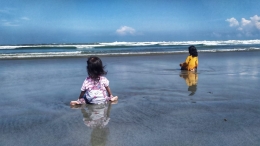 Keluarga menikmati hamparan luas Pantai Panjang | Dok. pri