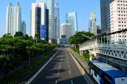 Trans Jakarta yang melintasi Jl. Jend. Sudirman tanpa hambatan kendaraan apa pun. (Yudisald/Jurnalis)