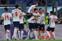 Para pemain Inggris merayakan gol ke gawang Ukraina, dalam laga  yang dimenangi Inggris dengan skor 4-0 (Foto: ALBERTO PIZZOLI)