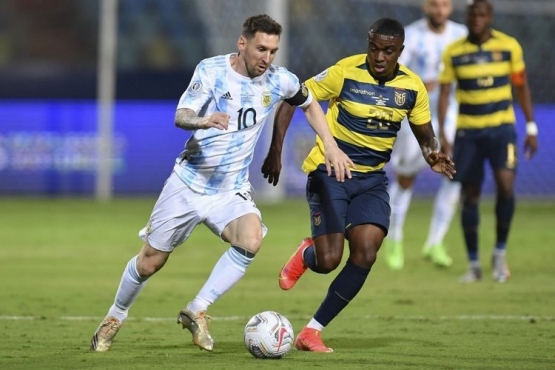 Melawan Ekuador, Argentina bermain lebih praktis dan tidak jarang memaksimalkan kualitas individu Messi. Sumber: Douglas Magno/via Kompas.com