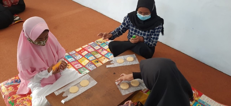 Anak - anak Panti Asuhan Muhammadiyah Lawang sedang Melukis Diatas Cookies  (Dokpri)