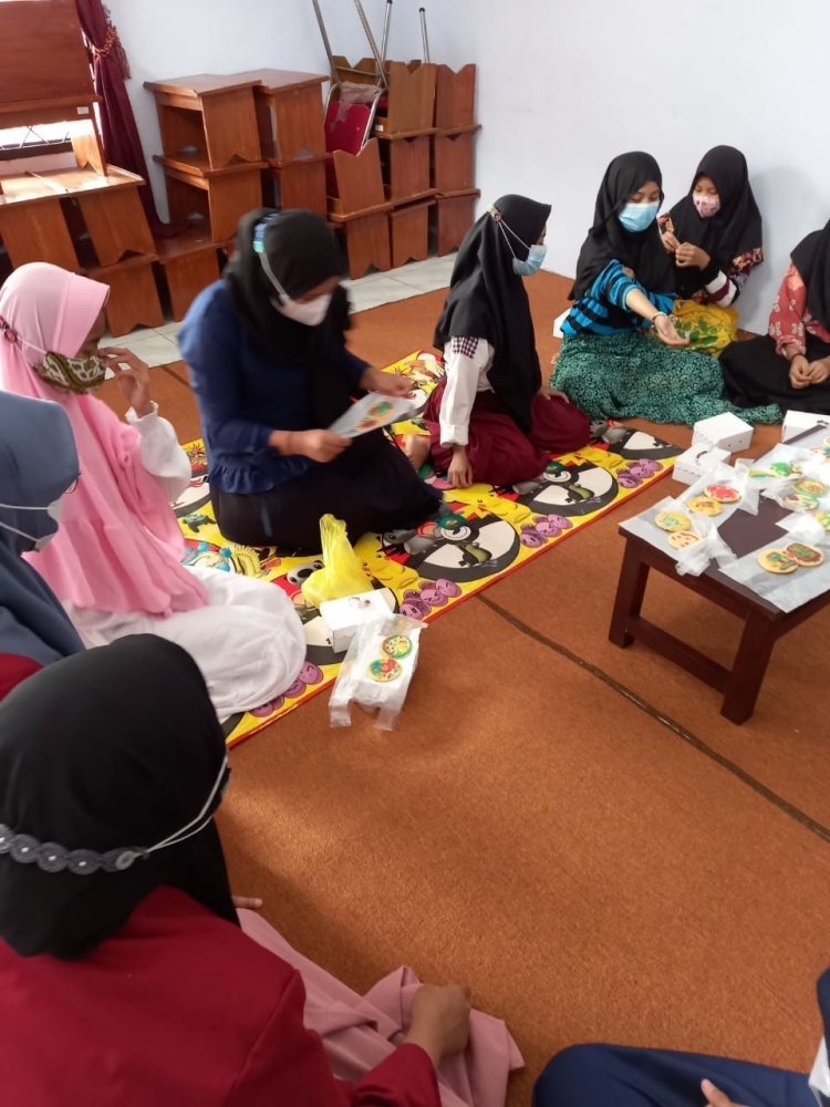 Anak - anak Panti Asuhan Muhammadiyah Lawang sedang Menjelaskan Lukisan yang Dibuat  (Dokpri)