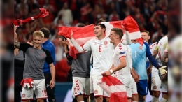 Timnas Denmark saat memenangkan laga lawan Rusia yang membuat lolos fase grup. Saat ini Denmark masih bertahan setelah berhasil melewati fase 16 besar dan perempatfinal (tv9news.com). 