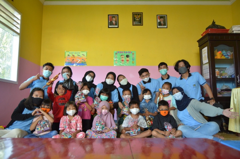 Foto Tim KKN UM bersama anak-anak Desa Gunungronggo yang mengikuti penyuluhan mitigasi bencana alam