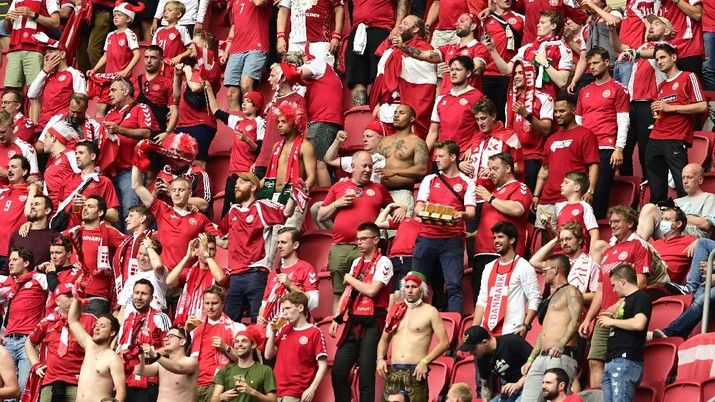 Foto: Fans Denmark bereaksi selama pertandingan babak 16 besar kejuaraan sepak bola Euro 2020 antara Wales dan Denmark di Johan Cruyff ArenA di Amsterdam, Belanda, Sabtu, 26 Juni 2021. (Olaf Kraak/Pool via AP)