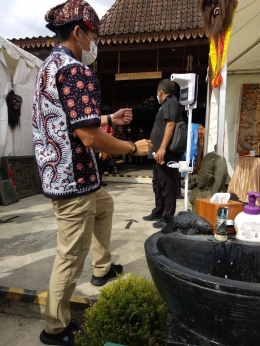 Menteri Sandiaga Uno hendak mencuci tangan (Dokumentasi KJog-Riana Dewie)
