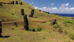 Moai tersebar di pulau ini. Jumlahnya mencapai seribu (sumber gambar: Smithsonianmag.com)
