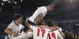 para pemain Inggris merayakan gol ke gawang Ukraina, sumber gambar ; bola.net