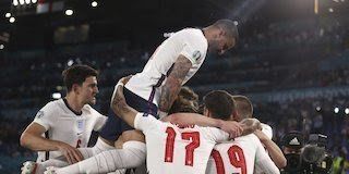para pemain Inggris merayakan gol ke gawang Ukraina, sumber gambar ; bola.net