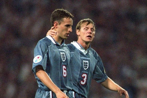 Gareth Southgate (no.6) gagal eksekusi penalti di Euro 1996/ foto: mirror.co.uk