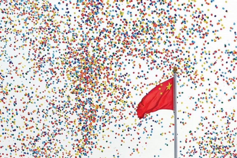 Gambar ilustrasi balon diatas langit lapangan Tiananmen pada 1 Oktober 2019. Sumber CSMonitor.com. Jepretan Mark Schiefelbein/AP/File