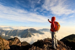  Hobi yang menantang antara lain naik gunung (travel.kompas.com)
