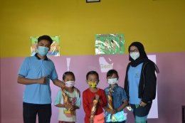 Foto pemberian hadiah kepada anak-anak Desa Gunungronggo yang terlibat aktif selama penyuluhan mitigasi bencana alam