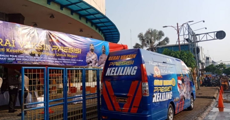 Polri Satlantas Polres Metro Bekasi memberikan pelayanan vaksinasi gratis di mall SGC Cikarang (Foto: tmcrestrobekasi)