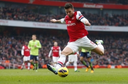 Kita bisa sering melihat gaya menendang khas Giroud sejak di Arsenal. Sumber: via Footballsource.co.uk