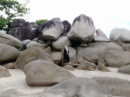 Ilustrasi batu-batu granit yang berlimpah di area Pantai Penyusuk. (Dokumentasi pribadi)