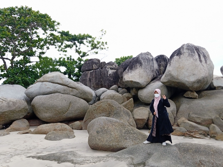 Ilustrasi batu granit yang bertumpukan di Pantai Penyusuk. (Dokumentasi pribadi)