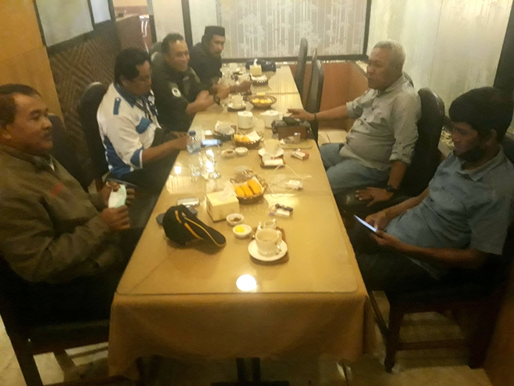 Suasana rapat pembentukan pengurus DPD PPWI Sulsel yang digelar di cafe New Tosil Jalan Jend.Hertasning Kota Makassar, berlangsung santai dan penuh keakraban, Minggu, 04/07/2021.
