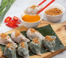 Choi Pan dinikmati dengan saus smbak bawang putih (foto: dining.indonesiatatler.com)