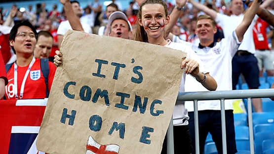 Fans Timnas Inggris membawa poster It's Coming Home sebagai wujud harapan piala Euro 2020 dimenangkan oleh kesebelasan Harry Kane dan kawan-kawan (pedestrian.tv).